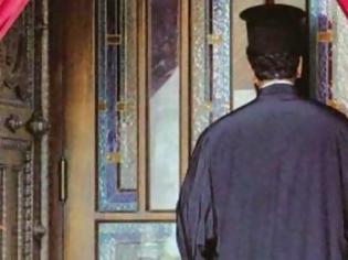 Φωτογραφία για Πάτρα: Ο ιερέας αναφώνησε Κλείστε τις πόρτες - Δεν θα φύγει κανείς πριν το δι ευχών