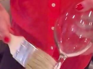 Φωτογραφία για Έβαλε κόλλα πάνω σε ένα καινούργιο ποτήρι κρασιού! Το αποτέλεσμα;