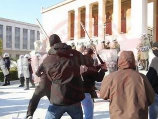 Φωτογραφία για Xαμός έξω από την κατειλλημένη Πρυτανεία, στα Προπύλαια - Χημικά και κρότου λάμψης απάντηση στα καδρόνια και τις πέτρες