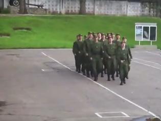 Φωτογραφία για Ρώσοι στρατιώτες τραγουδούν το «Barbie Girl» ενώ κάνουν βήμα (Video)