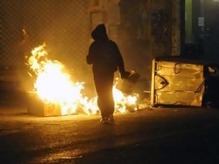 Φωτογραφία για Ακόμα μια νύχτα τρόμου στην Αθήνα - Έκαψαν τα πάντα στο πέρασμά τους οι αντιεξουσιαστές! [photos]