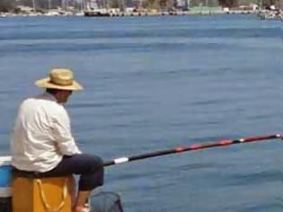 Φωτογραφία για Η Πρέβεζα πρωτοτύπησε για μια ακόμη φορά - Ο γραφικός ψαράς χαλάει την αισθητική της παραλίας!