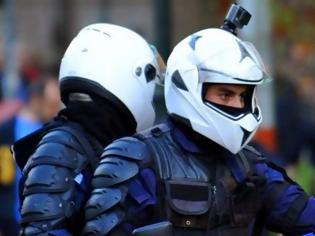 Φωτογραφία για Απίστευτο κι όμως Ελληνικό: Έβαλαν κάμερα στα κράνη των αστυνομικών της ΔΕΛΤΑ για να τους ελέγχουν! [video]