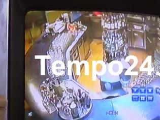 Φωτογραφία για Δείτε τον βαρυποινίτη που αναστάτωσε την Πάτρα, ενώ κάνει διάρρηξη σε κεντρική καφετέρια [video]