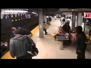 Φωτογραφία για Αυτό θα πει να είσαι άνθρωπος! Ένας άνδρας παραπάτησε και έπεσε στις ράγες του μετρό! Δείτε τι συνέβη στη συνέχεια... [video]