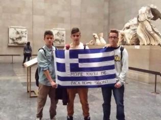 Φωτογραφία για Πατρινοί ανάρτησαν την ελληνική σημαία μπροστά από τα μάρμαρα του Παρθενώνα, μέσα στο Βρετανικό μουσείο
