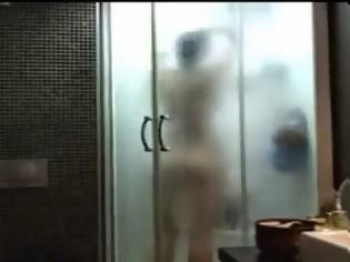 Φωτογραφία για Μια γυναίκα κάνει μπάνιο όταν δύο διαρρήκτες μπουκάρουν στο σπίτι της! ΔΕΙΤΕ τι ακολούθησε… [video]