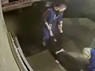 Φωτογραφία για Σοκαριστικό Βίντεο: Τραυματιοφορείς πετάνε στις σκάλες ασθενή... [video]