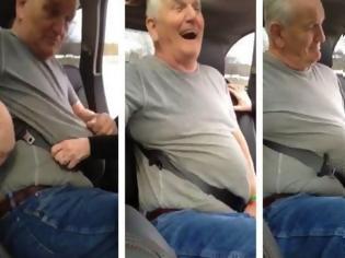 Φωτογραφία για Θα λιώσεις στο γέλιο! Η κοιλιά του, τον ΣΦΗΝΩΣΕ στην ζώνη του αυτοκινήτου! [video]