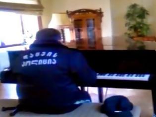 Φωτογραφία για Ο... σεκιουριτάς κάθισε πίσω από το πιάνο και τους άφησε όλους άφωνους! [video]