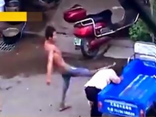 Φωτογραφία για Βίντεο-ΣΟΚ! Αυτός ο άνδρας έδερνε τη γυναίκα του στη μέση του δρόμου - Δείτε τι έγινε όταν τον είδαν οι γείτονες![Video]