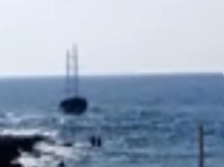 Φωτογραφία για Πλοιάριο με μετανάστες προσάραξε σε κεντρική παραλία της Ρόδου - Φόβοι για νεκρούς! [video]