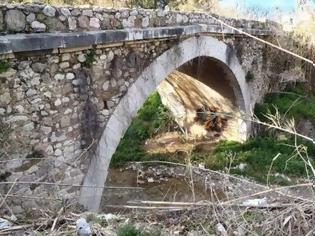 Φωτογραφία για Πάτρα: Η ΟΙΚΙΠΑ καθαρίζει την κοίτη, τις όχθες και την πέτρινη γέφυρα του χείμαρρου Μείλιχου