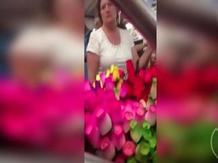 Φωτογραφία για ΣΥΓΚΙΝΗΤΙΚΟ: Αγόρασε όλα τα λουλούδια από μία πλανόδια πωλήτρια υπό έναν όρο - Δείτε τι ζήτησε και πώς αντέδρασε! [video]