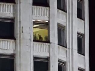 Φωτογραφία για Μπορείς να καταλάβεις τί συμβαίνει μέσα σε αυτό το κτίριο; [video]