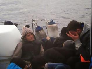 Φωτογραφία για Σκηνή που κόβει την ανάσα: Μετανάστης αντικρίζει το παιδί του, που νόμιζε πως είχε πνιγεί στη Μυτιλήνη... [photo]