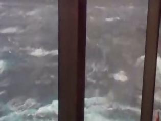 Φωτογραφία για ΤΡΟΜΟΣ: Τεράστια κύματα καταπίνουν το πλοίο - Πάρτε δραμαμίνες πριν δείτε το βίντεο! [video]