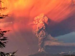 Φωτογραφία για Χιλή: «Ξύπνησε» το ηφαίστειο Καλμπούκο και «έβαψε» κόκκινο τον ουρανό