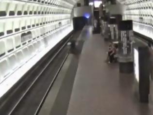 Φωτογραφία για Η συγκλονιστική στιγμή που σώζουν άνδρα σε αναπηρικό καροτσάκι από τις γραμμές του Μετρό [video]