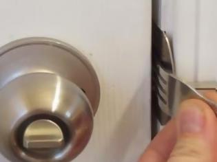 Φωτογραφία για Δές πώς θα φτιάξεις έναν σύρτη για την πόρτα σου από ένα πιρούνι! [video]