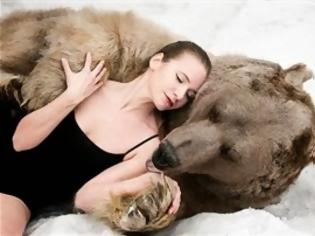 Φωτογραφία για Ρωσίδες ποζάρουν με… αρκούδες