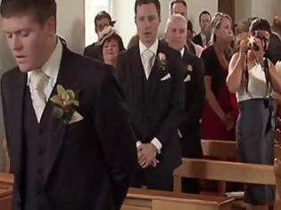 Φωτογραφία για Αυτό που έκανε ο γαμπρός όσο περίμενε τη νύφη, θα σε κάνει να δακρύσεις! [video]