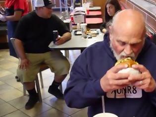Φωτογραφία για Αυτός ο κύριος έμεινε ΑΔΙΚΑ στην φυλακή για 36 χρόνια - Δες τι δώρο του έκανε γνωστή αλυσίδα fast food! [photos]
