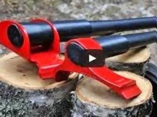 Φωτογραφία για Αυτό το τσεκούρι έχει κάτι μοναδικό…Κάνει το κόψιμο των ξύλων παιχνιδάκι [video]