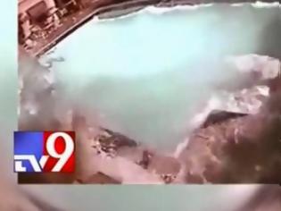 Φωτογραφία για Τσουνάμι σε πισίνα προκάλεσε ο σεισμός στο Νεπάλ - Δείτε το βίντεο