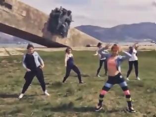 Φωτογραφία για Ρωσίδες καταδικάστηκαν επειδή χόρεψαν μπροστά από μνημείο των Ενόπλων Δυνάμεων για το Β' Παγκόσμιο Πόλεμο - ΒΙΝΤΕΟ