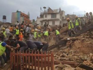 Φωτογραφία για Συγκλονιστικό βίντεο - Κτίριο καταρρέει μετά τον φονικό σεισμό στο Νεπάλ... [video]