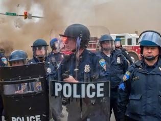 Φωτογραφία για Η εικόνα για την αστυνομική βία στις ΗΠΑ που έγινε viral [photo]