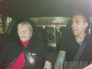 Φωτογραφία για Τρομερή φάρσα - Δείτε τι έκαναν σε αυτή την γιαγιά, που της έκοψε το αίμα! [video]