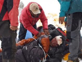 Φωτογραφία για Θα θαφτώ ζωντανός: Συγκλονιστική διήγηση δύο ρεπόρτερ που ήταν στο Εβερεστ όταν χτύπησε η χιονοστιβάδα