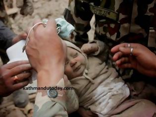Φωτογραφία για “Θαύμα” στα ερείπια του Κατμαντού – Βρέθηκε ζωντανό μωρό 4 μηνών [photos]