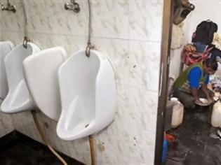 Φωτογραφία για Ζει σε μία δημόσια τουαλέτα στην Ινδία και έχει το πιο απίθανο παράπονο