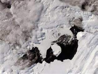 Φωτογραφία για Η NASA κατέγραψε τη γέννηση ενός παγόβουνου