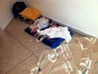 Φωτογραφία για Βρέφη κοιμούνται στο πάτωμα νοσοκομείου!
