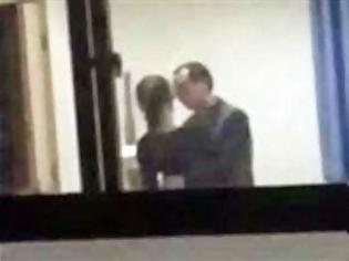 Φωτογραφία για Κινέζος δάσκαλος βιντεοσκοπήθηκε να φιλά μαθήτρια