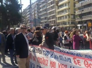 Φωτογραφία για ΘΕΟΣ! Δείτε το μήνυμα του παππού που έκανε θραύση στη συγκέντρωση του ΠΑΜΕ, στην Θεσσαλονίκη... [photo]