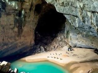 Φωτογραφία για Μια μαγευτική παραλία μέσα σε ένα σπήλαιο