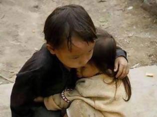 Φωτογραφία για Νεπάλ: Συγκλονίζει η φωτογραφία με τα αγκαλιασμένα αδελφάκια