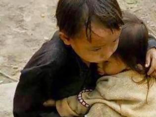 Φωτογραφία για Νεπάλ: Συγκλονίζει η φωτογραφία με τα αγκαλιασμένα αδελφάκια
