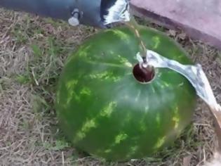 Φωτογραφία για ΑΠΙΣΤΕΥΤΟ! Δείτε τι θα συμβεί εάν χύσουμε λιωμένο αλουμίνιο σε ένα καρπούζι... [video]
