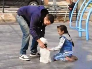 Φωτογραφία για Σοκαριστικό βίντεο: Πόσο εύκολα μπορεί ένας ξένος να κλέψει ένα παιδί;