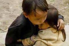 Η αλήθεια για την αγκαλιά των τρομαγμένων παιδιών που συνδέθηκε ψευδώς με τον σεισμό του Νεπάλ