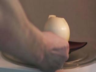 Φωτογραφία για ΕΚΠΛΗΚΤΙΚΟ: Δες γιατί βάζει ένα ολόκληρο κρεμμύδι στο φούρνο μικροκυμάτων! [video]