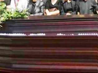 Φωτογραφία για Έμειναν άφωνοι οι συγγενείς όταν ο παπάς διέκοψε την κηδεία - Δείτε το λόγο!
