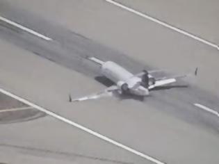 Φωτογραφία για Δραματική προσγείωση αεροσκάφους με την κοιλιά... [video]