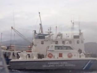 Φωτογραφία για Οι μετανάστες μένουν στο πλοίο στο λιμάνι της Παλαιόχωρας Χανίων - Αρνούνται να βγουν στην στεριά [photo]